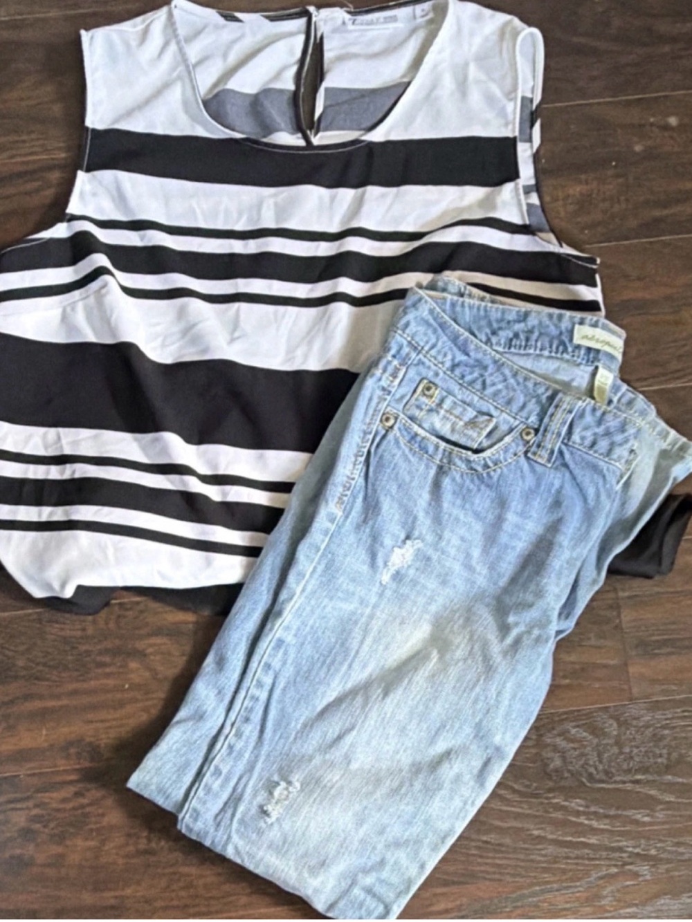 Aeropostale Light Blue Denim Jeans with Yellow Stitching and black/white shirt